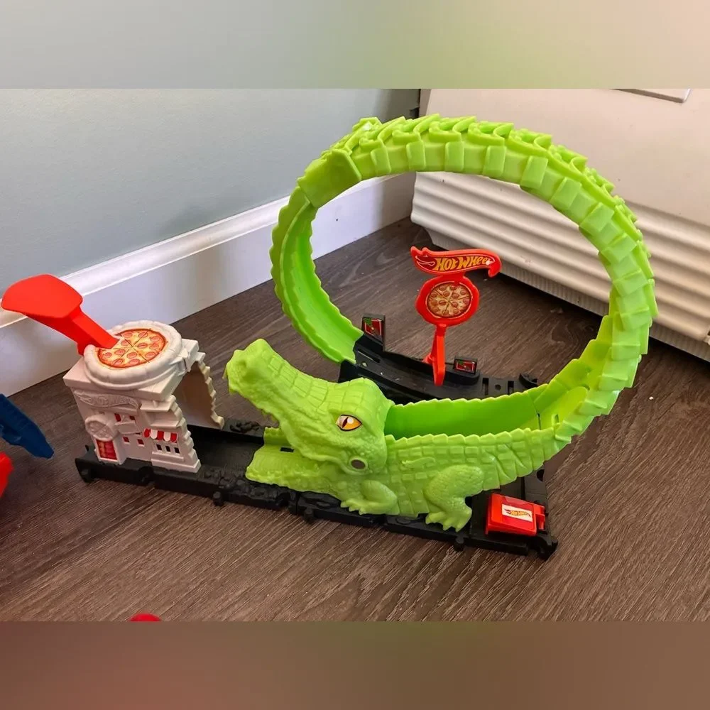 Hot Wheels Scorpion Crocodile Nemesis Set Piece Stunt Expand Hauler Bundle